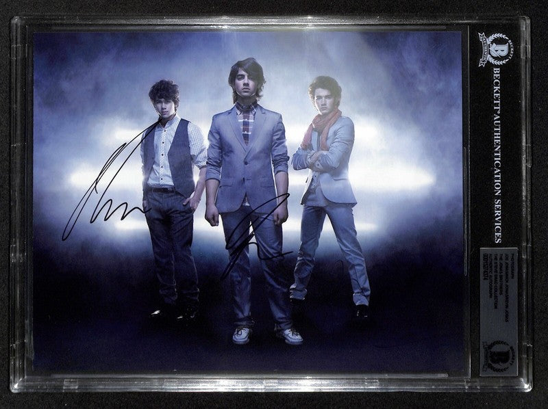 The Jonas Brothers x3 Signed Color 8x10 Photo BAS (Grad Collection)0