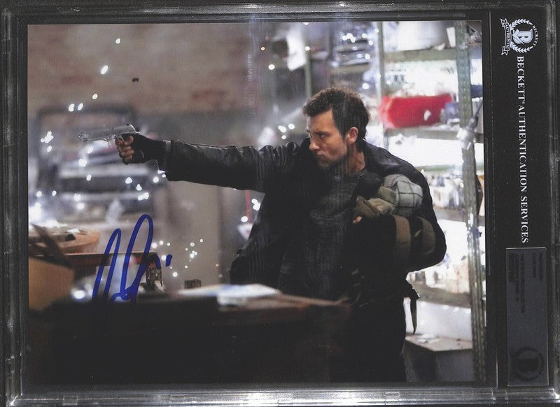 Clive Owen Shoot ‘Em Up Signed 8x10 Photograph BECKETT (Grad Collection)0