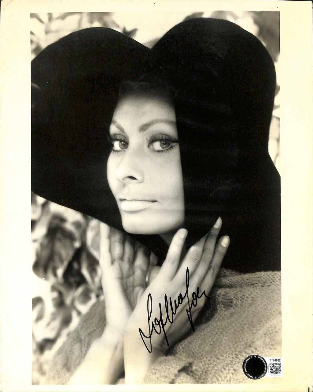 Sophia Loren Signed Black and White Photograph 8x10 BECKETT0