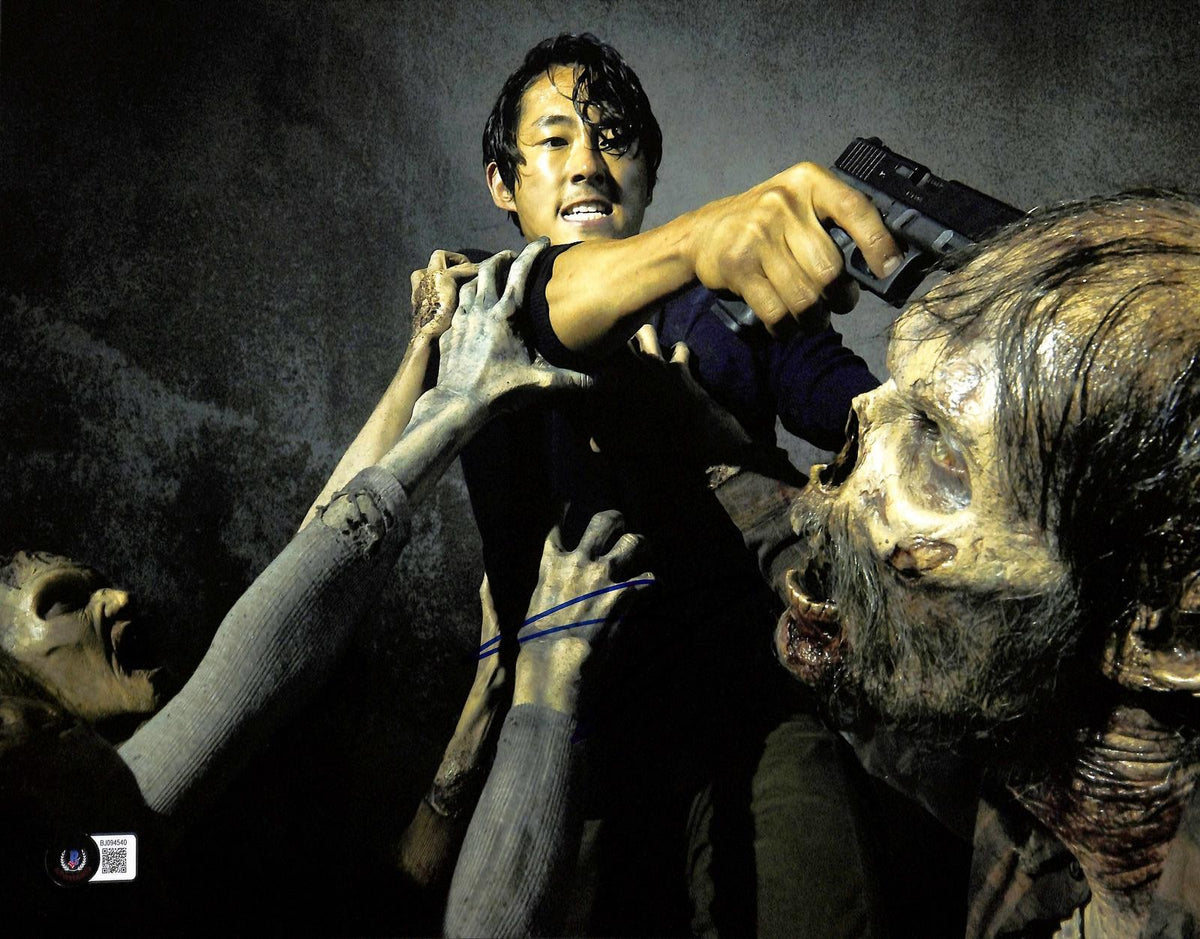Steven Yeun "Glenn" Signed The Walking Dead 11x14 Photo Beckett0