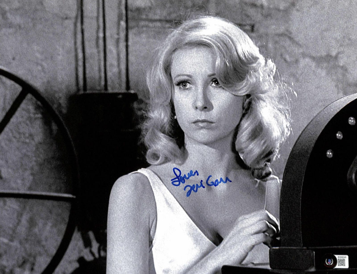 Teri Garr Signed Black and White Photograph 11x14 BECKETT0